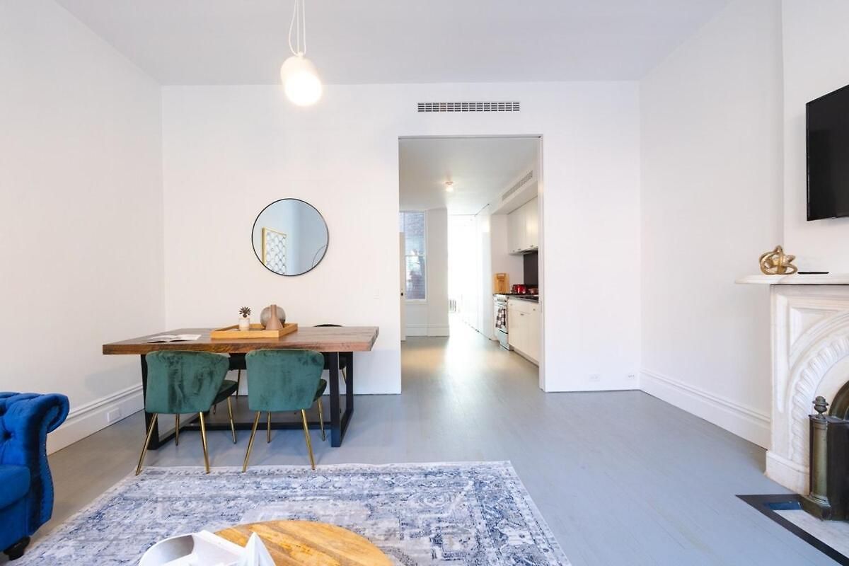 E10-2 Designer East Village Townhouse 1br W D Apartment