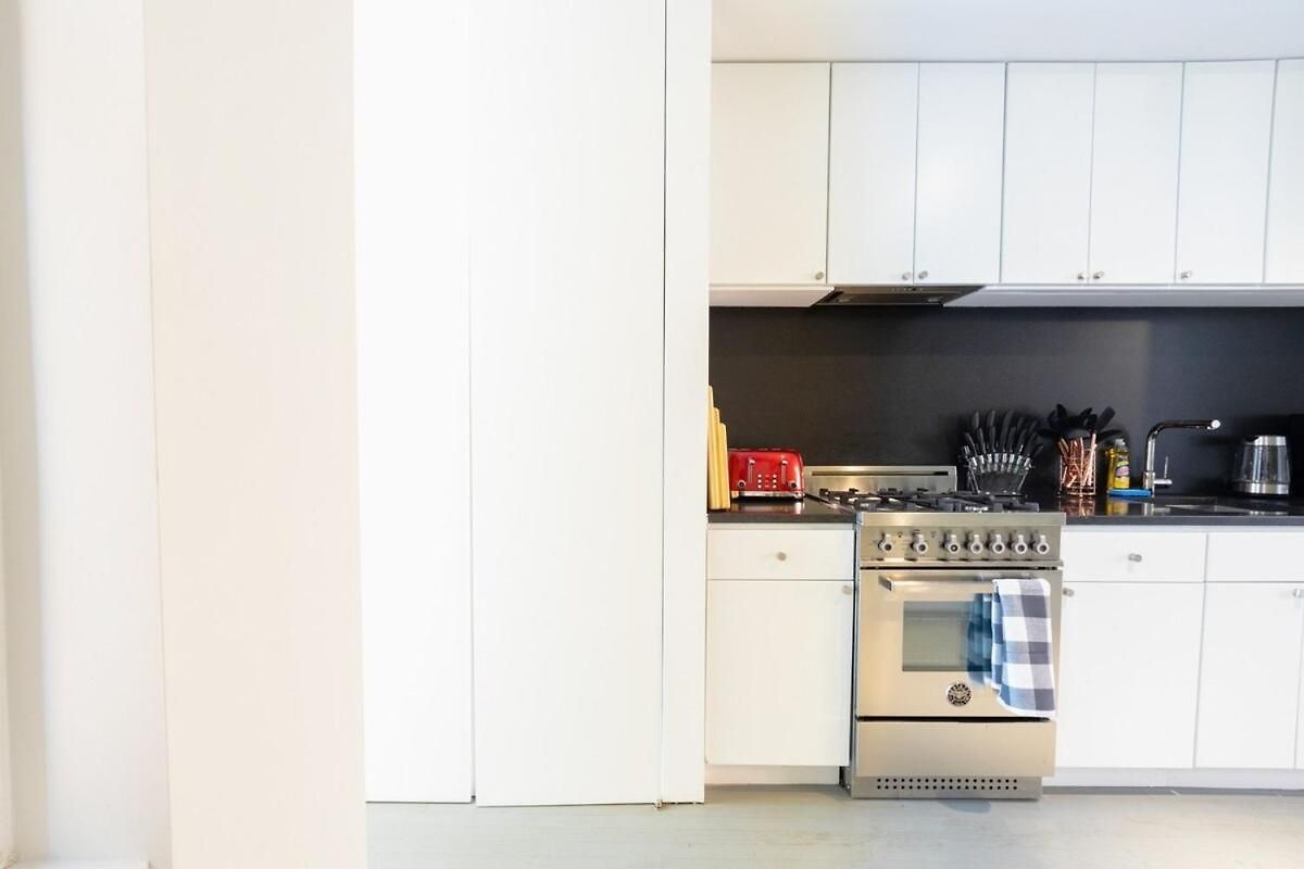 Apartment E10-2 Designer East Village Townhouse 1br W D *