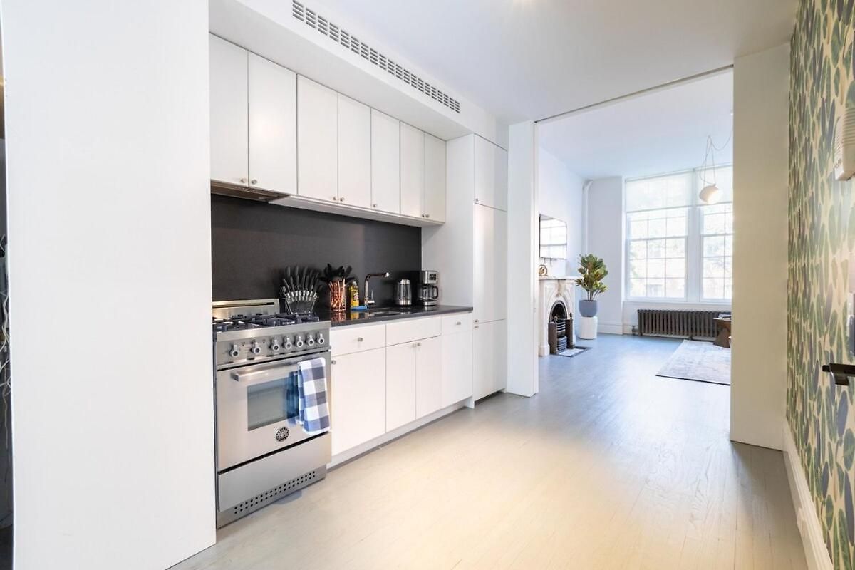 E10-2 Designer East Village Townhouse 1br W D Apartment