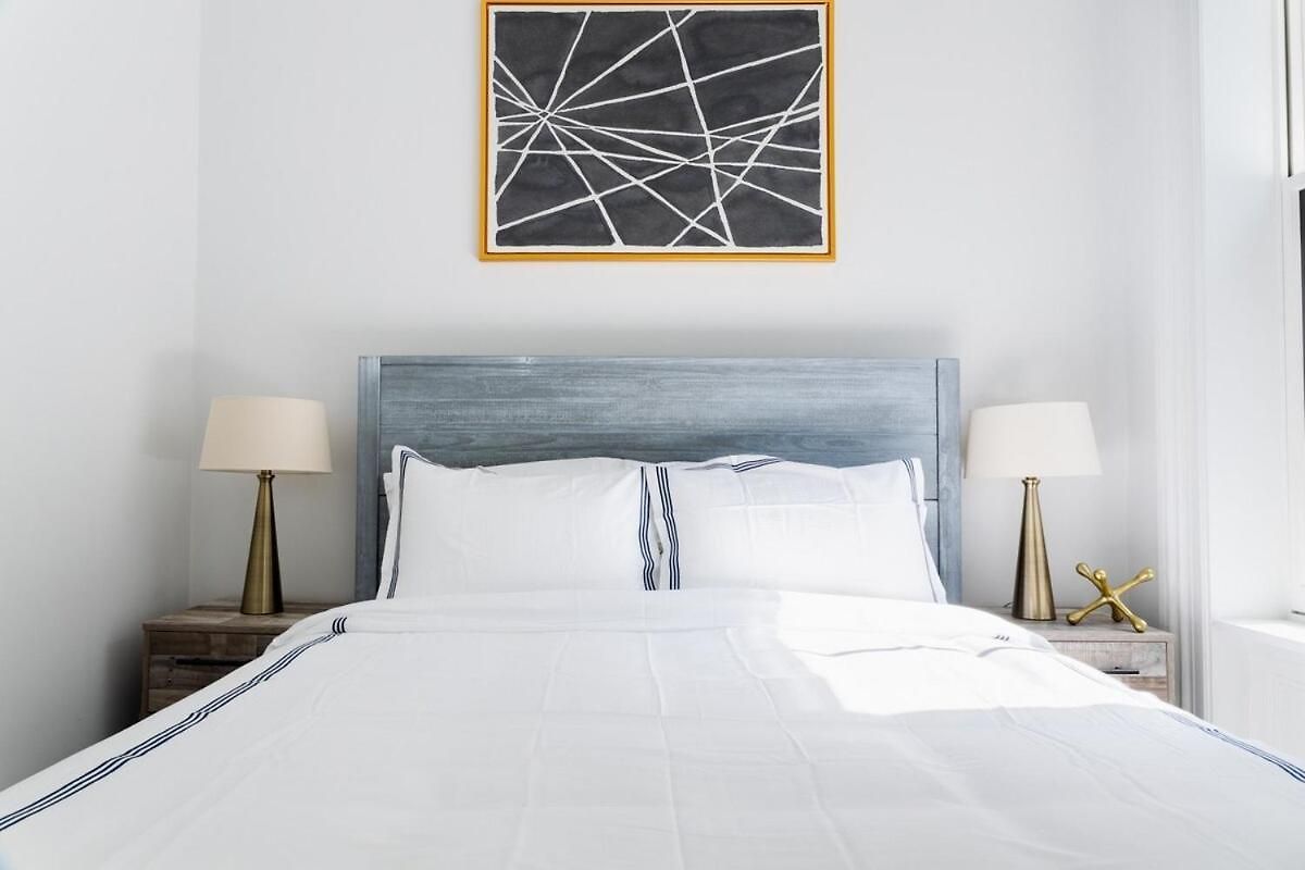 E10-2 Designer East Village Townhouse 1br W D