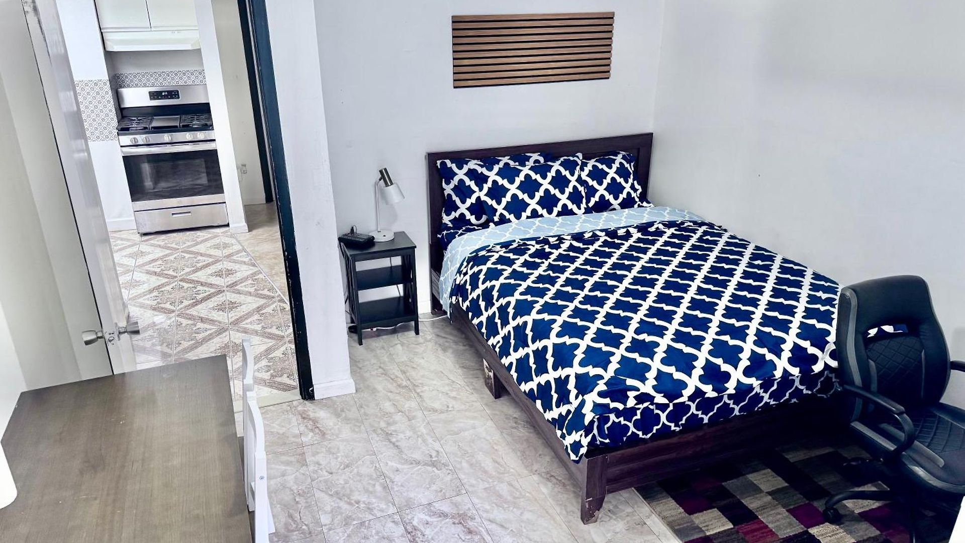 Private 2 Bedroom With Private Backyard In Lic !!! *