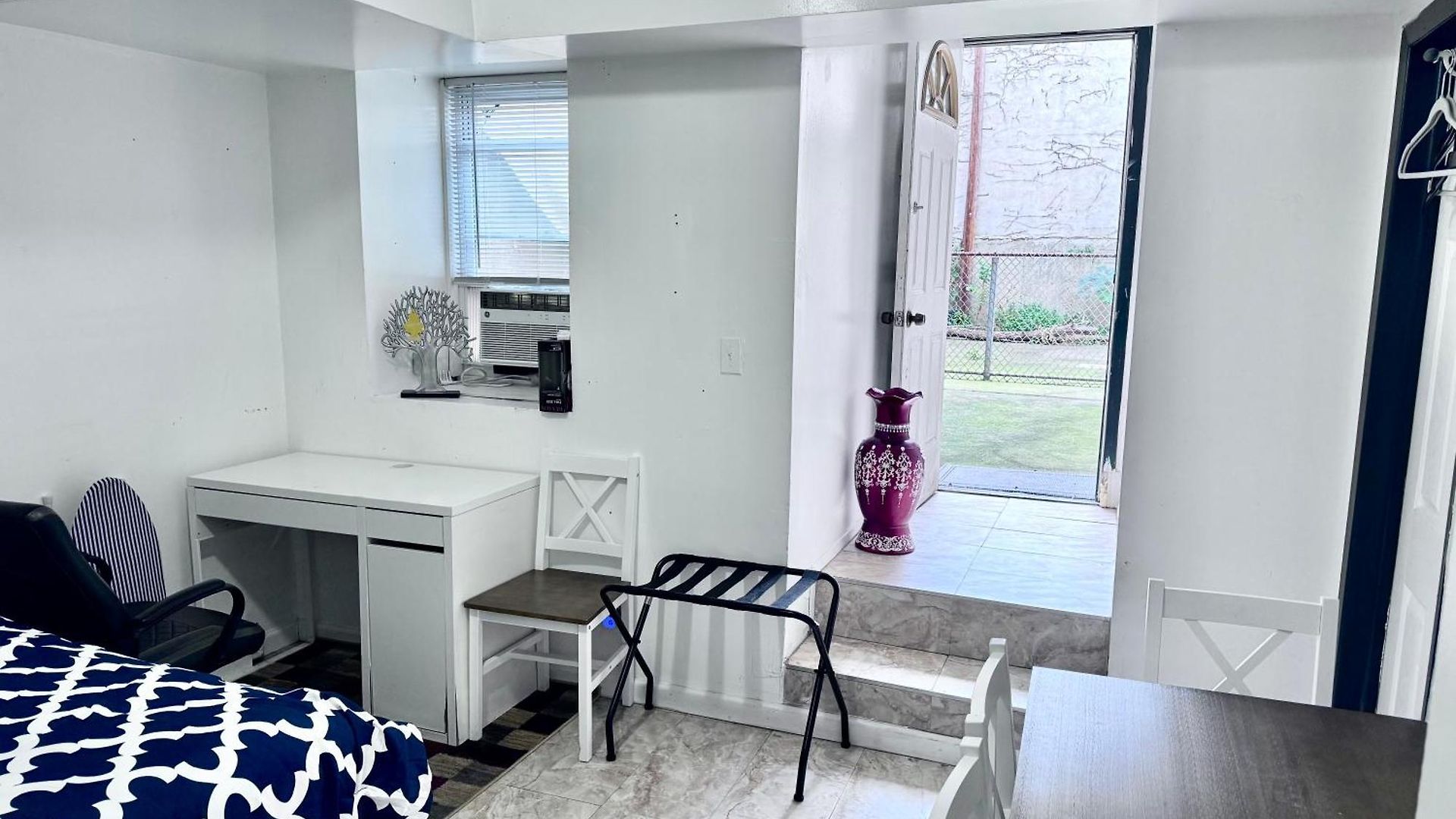 Private 2 Bedroom With Private Backyard In Lic !!!