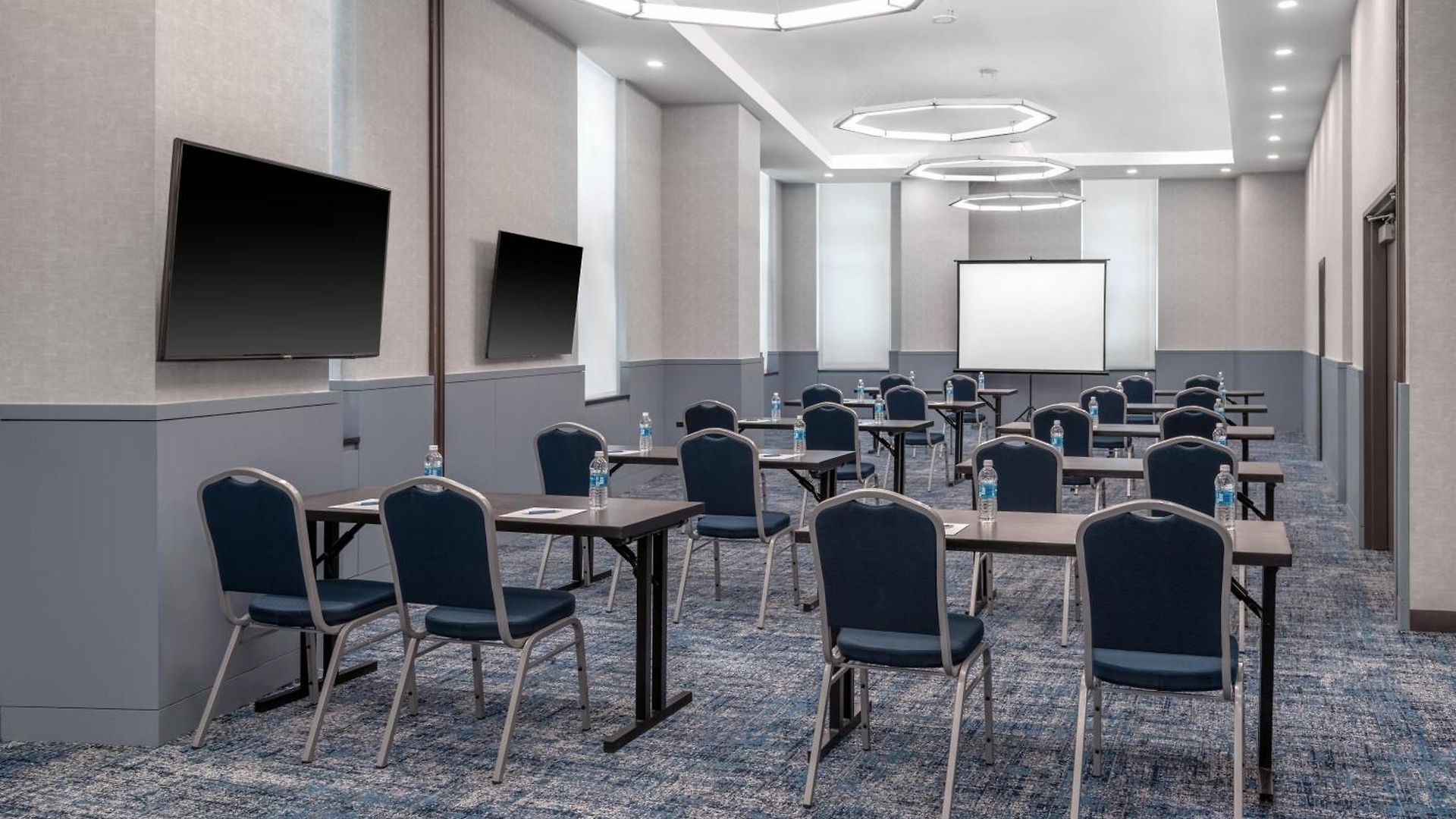Four Points By Sheraton Downtown Hotel 3*