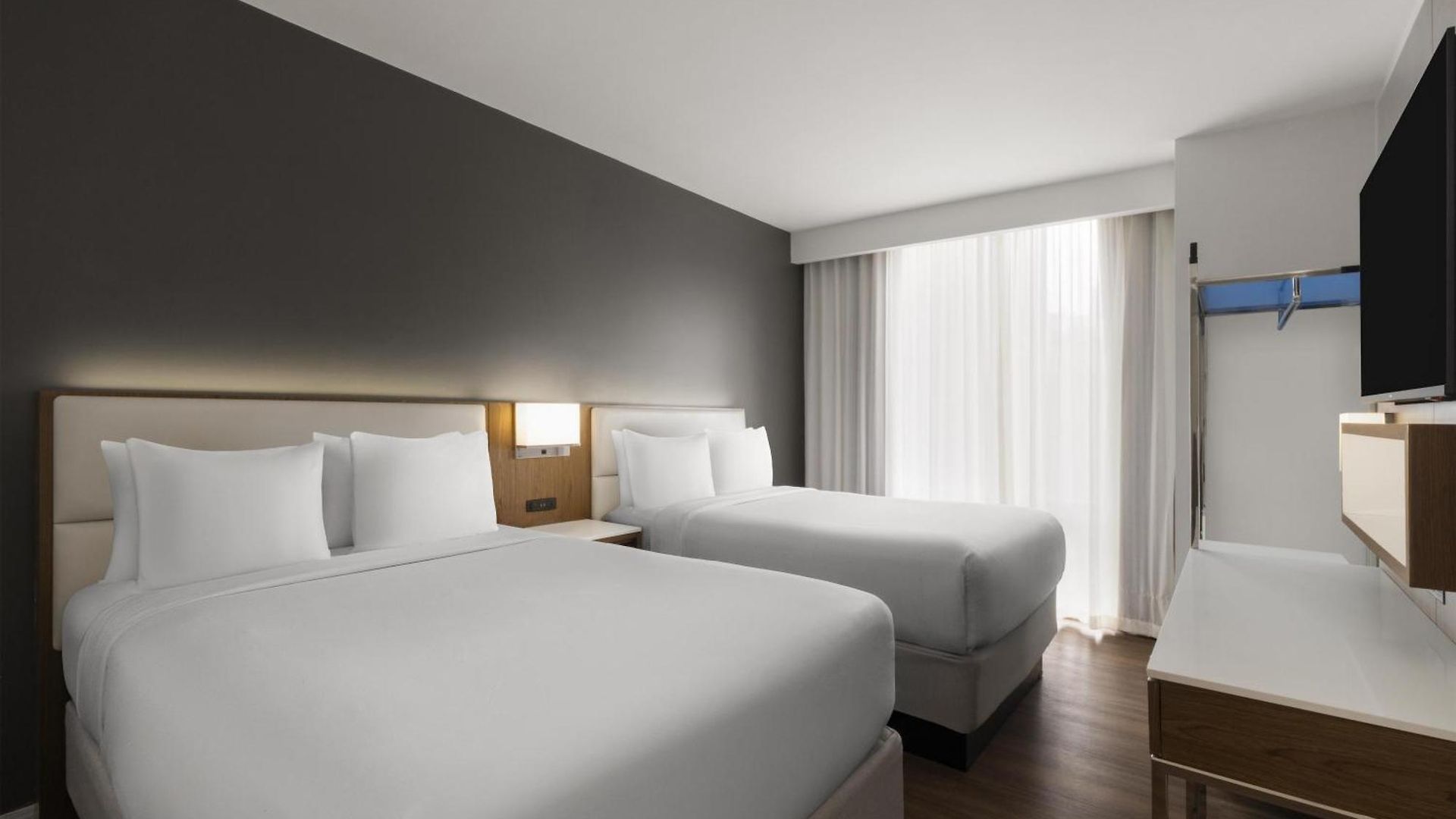 Western Premier Empire State Hotel 3*