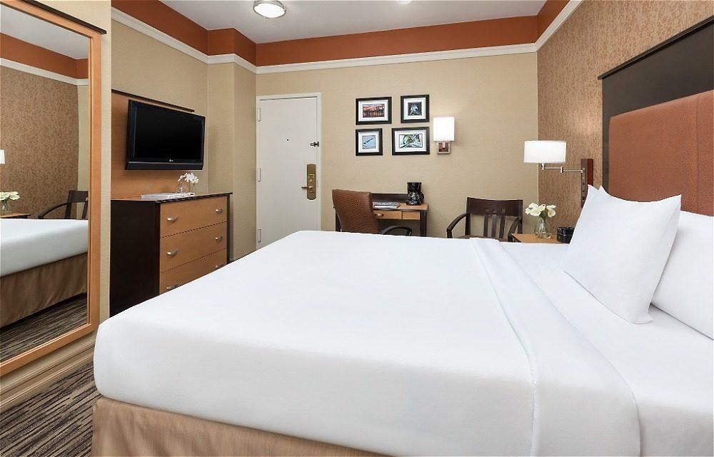The At Fifth Avenue 3* New York
