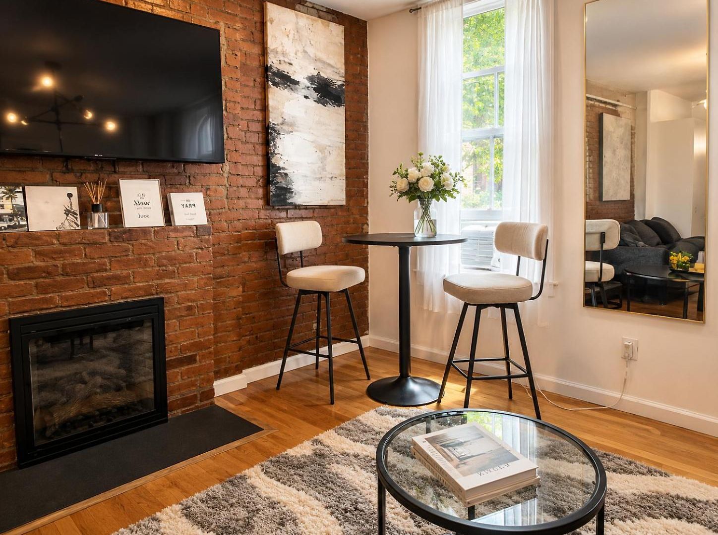 Beauty In The Heart Of The Village Apartment