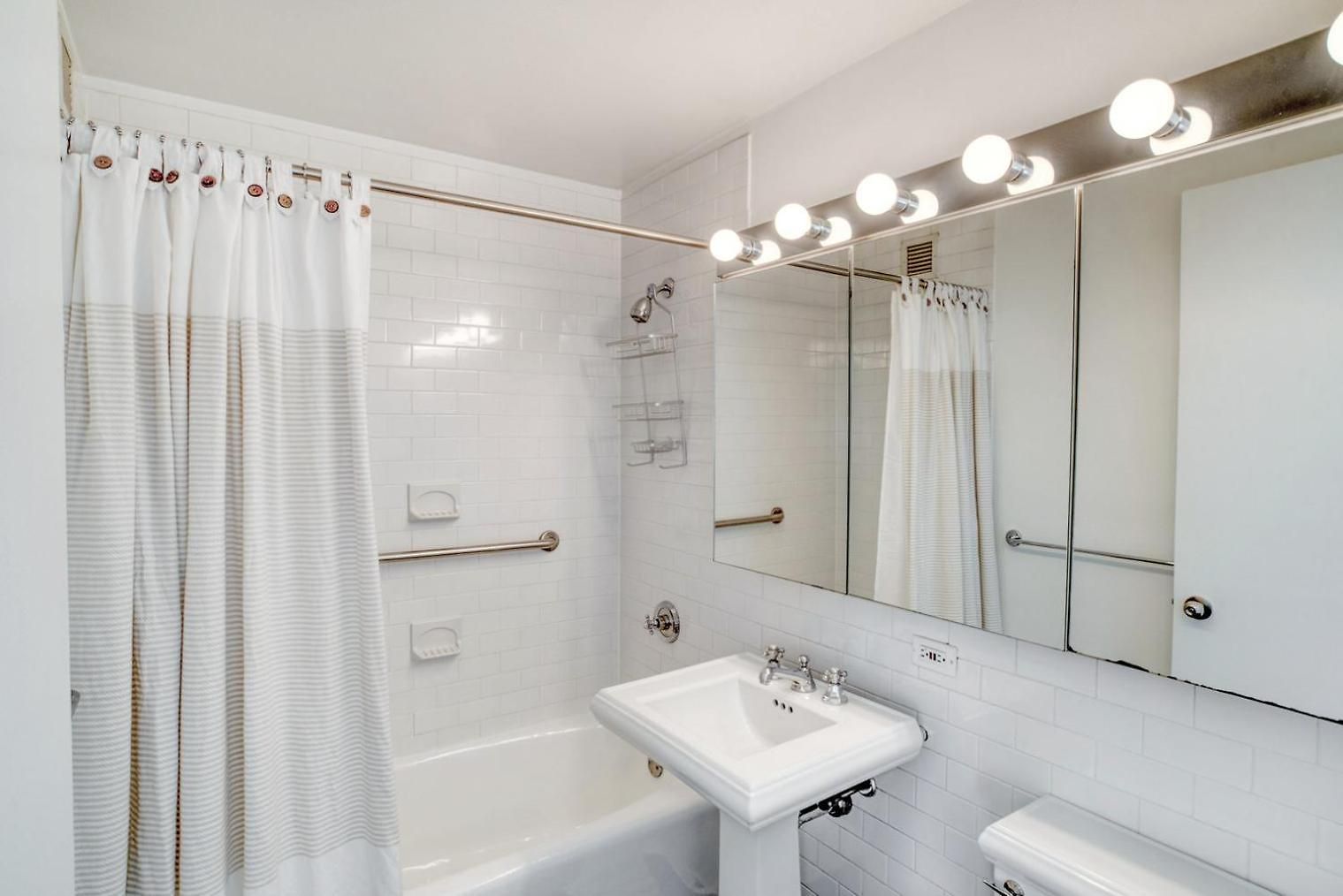 Apartment Uws 2br W Doorman Gym Nr Park Nyc-950 New York