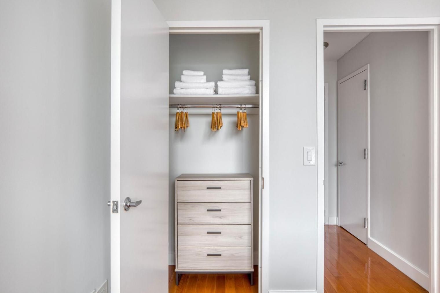 Midtown 2br W Gym Doorman Nr Theater District Nyc-1226 *