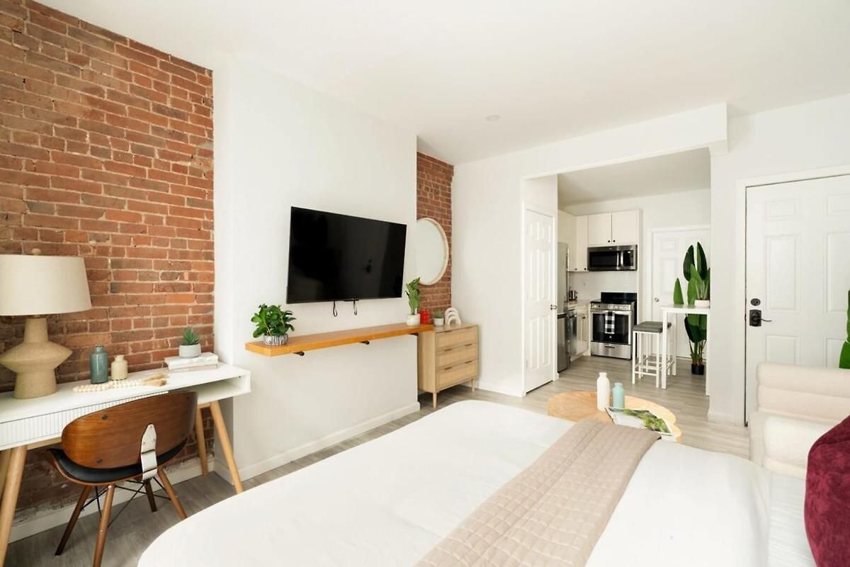 Apartment 240 East New York