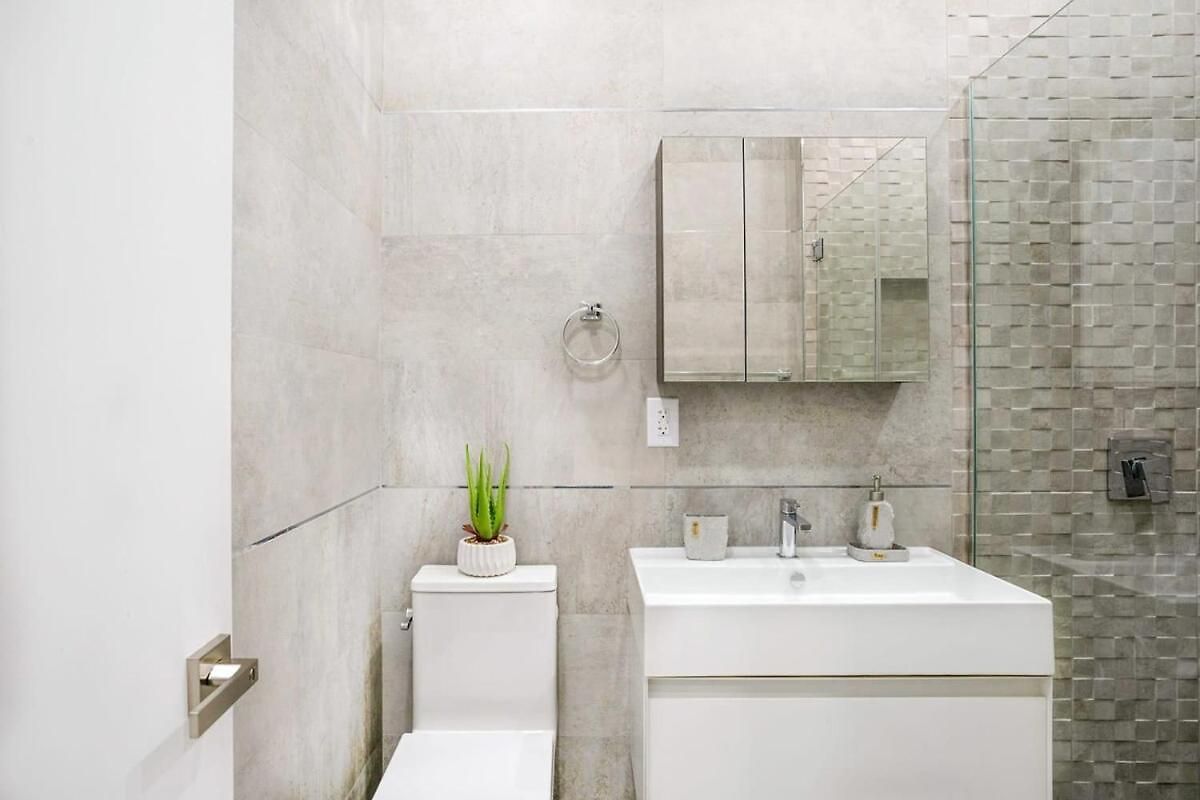 Apartment 317 Ues *