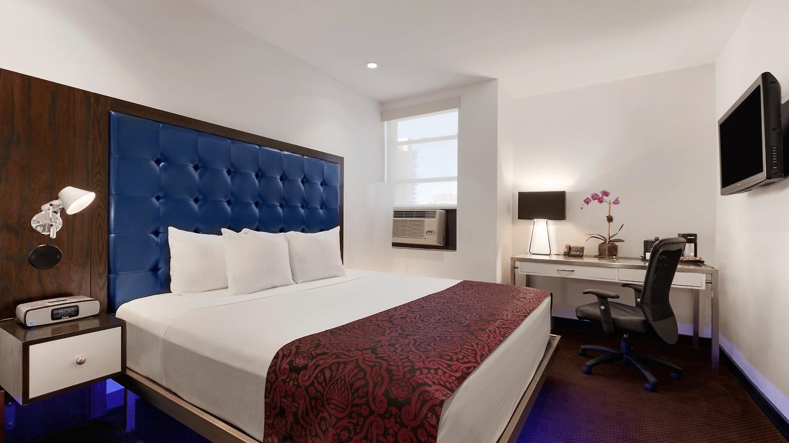 Hotel Night Broadway 3*