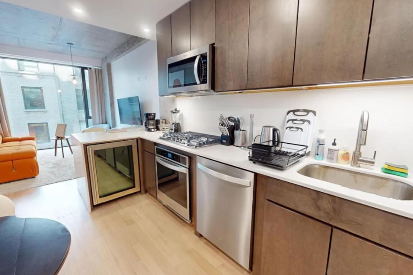Sleek Two Bedroom In Manhattan *