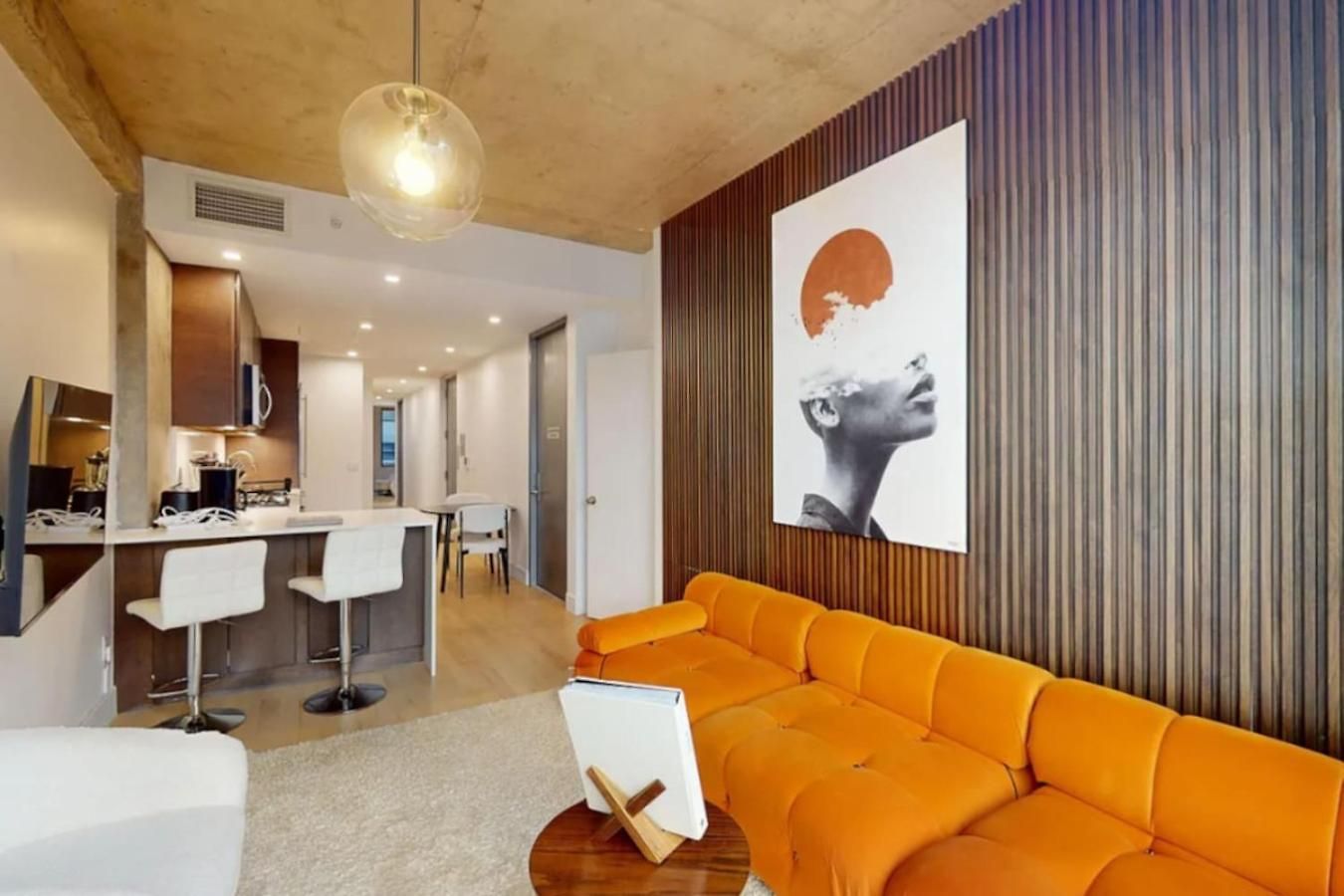 Sleek Two Bedroom In Manhattan *