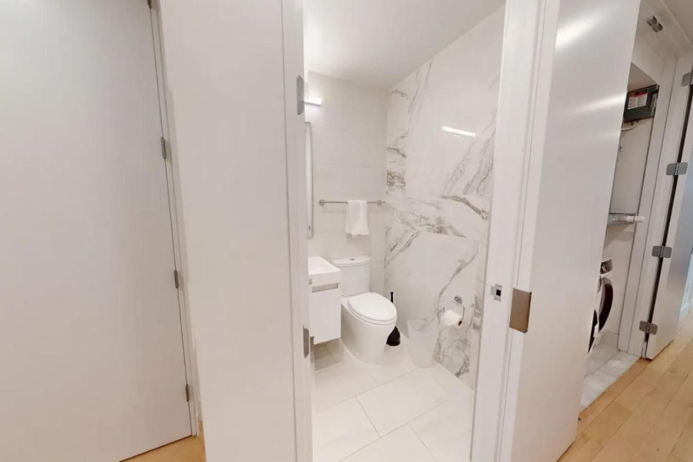 Sleek Two Bedroom In Manhattan Apartment *