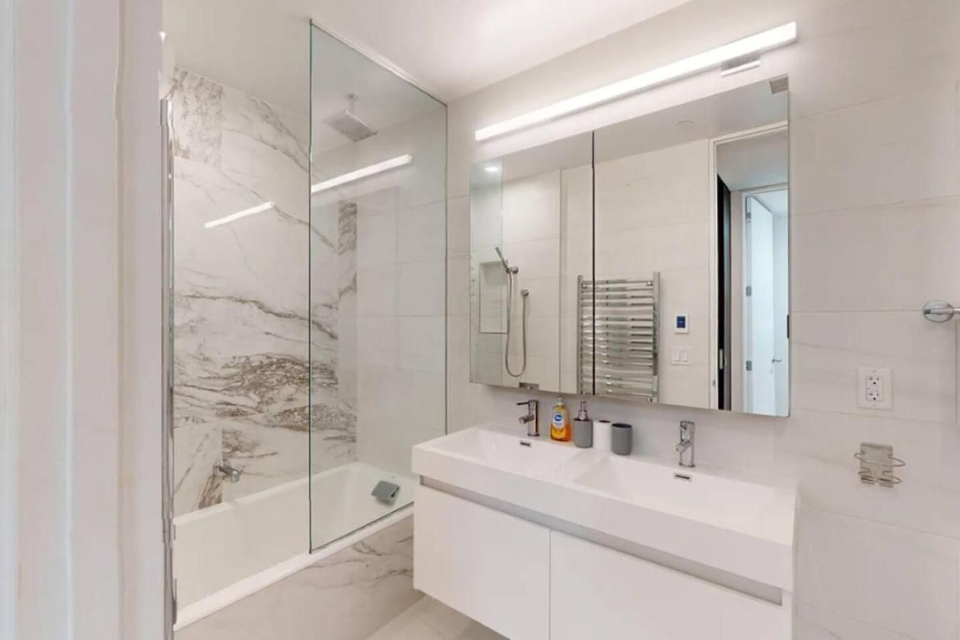 Apartment Sleek Two Bedroom In Manhattan *