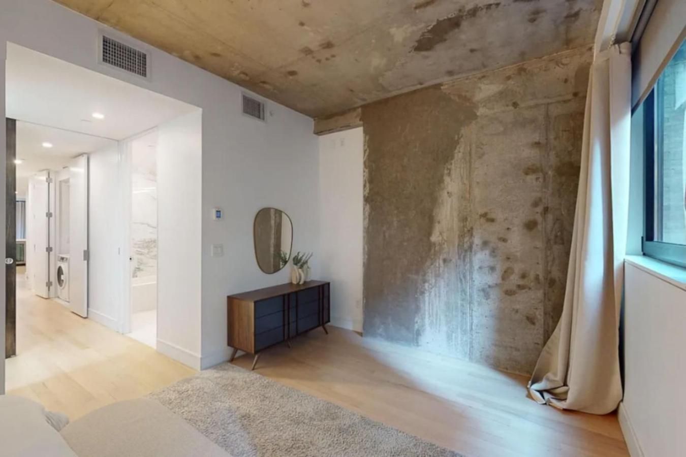 Sleek Two Bedroom In Manhattan *
