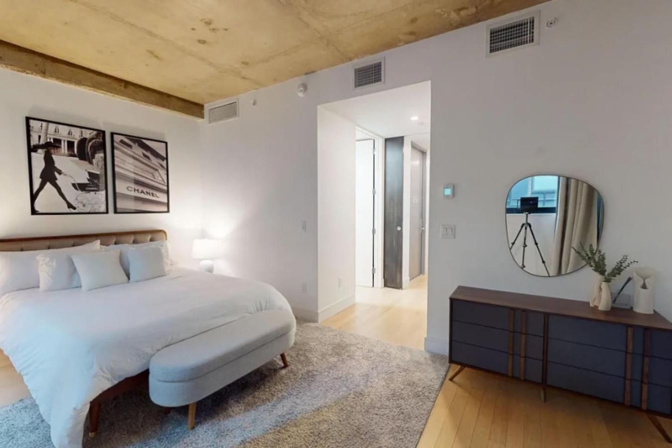 Sleek Two Bedroom In Manhattan Apartment