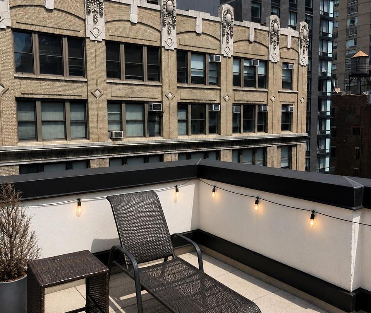 Sleek Two Bedroom In Manhattan Apartment *