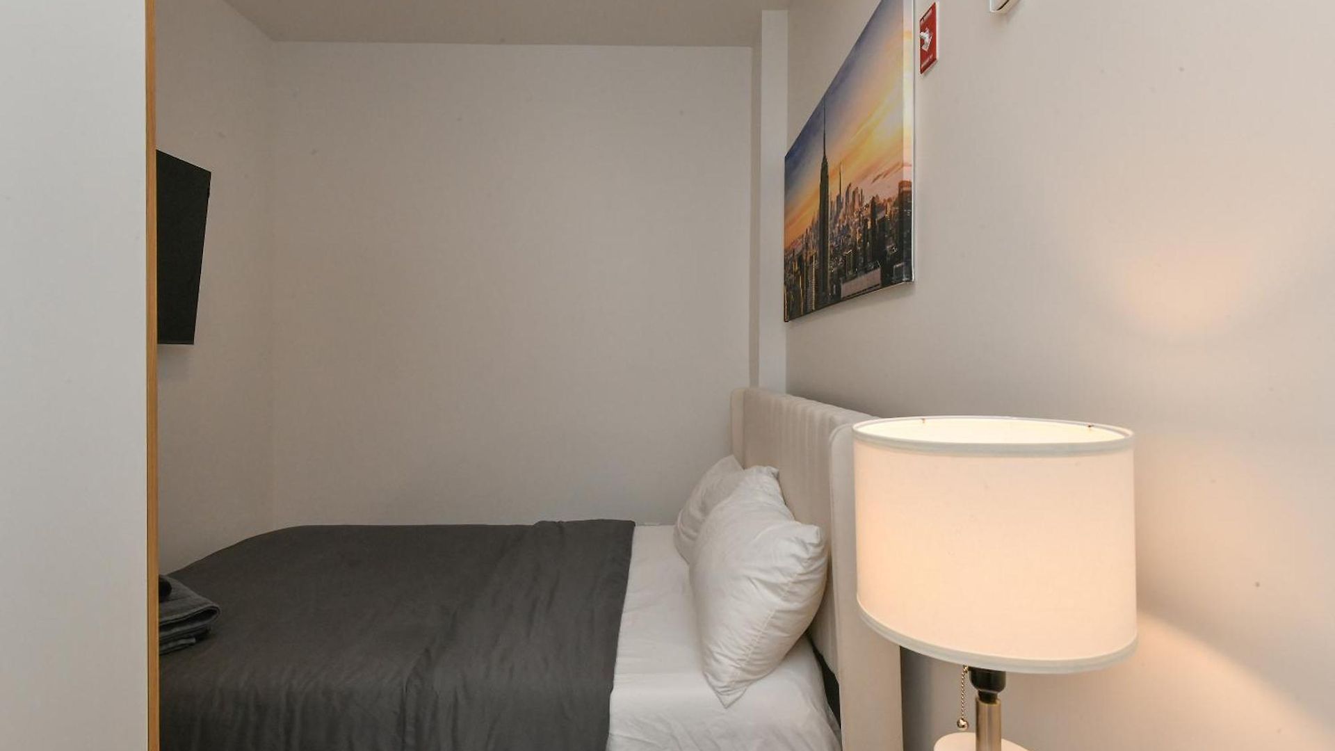 Modern 2br Near Park