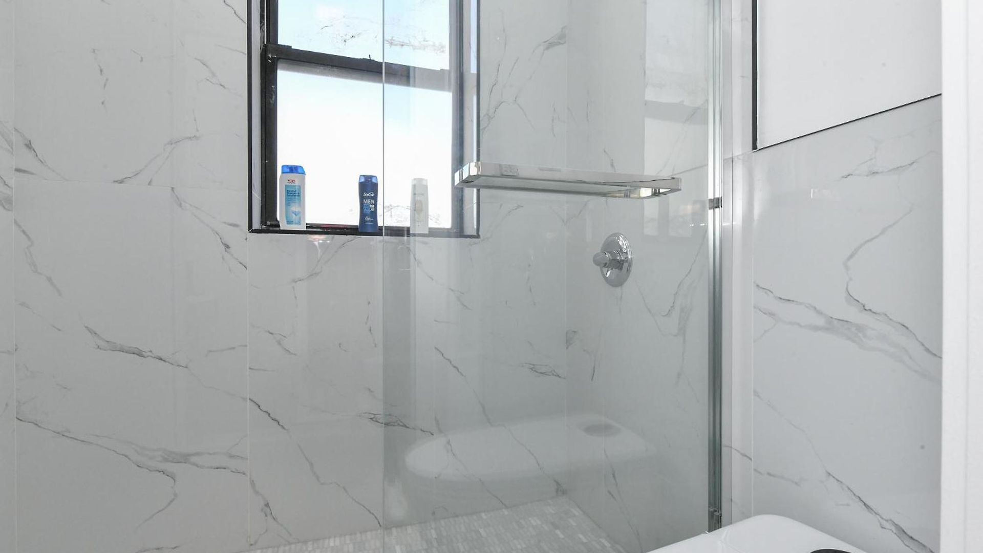 Modern 2br Near Park 2*