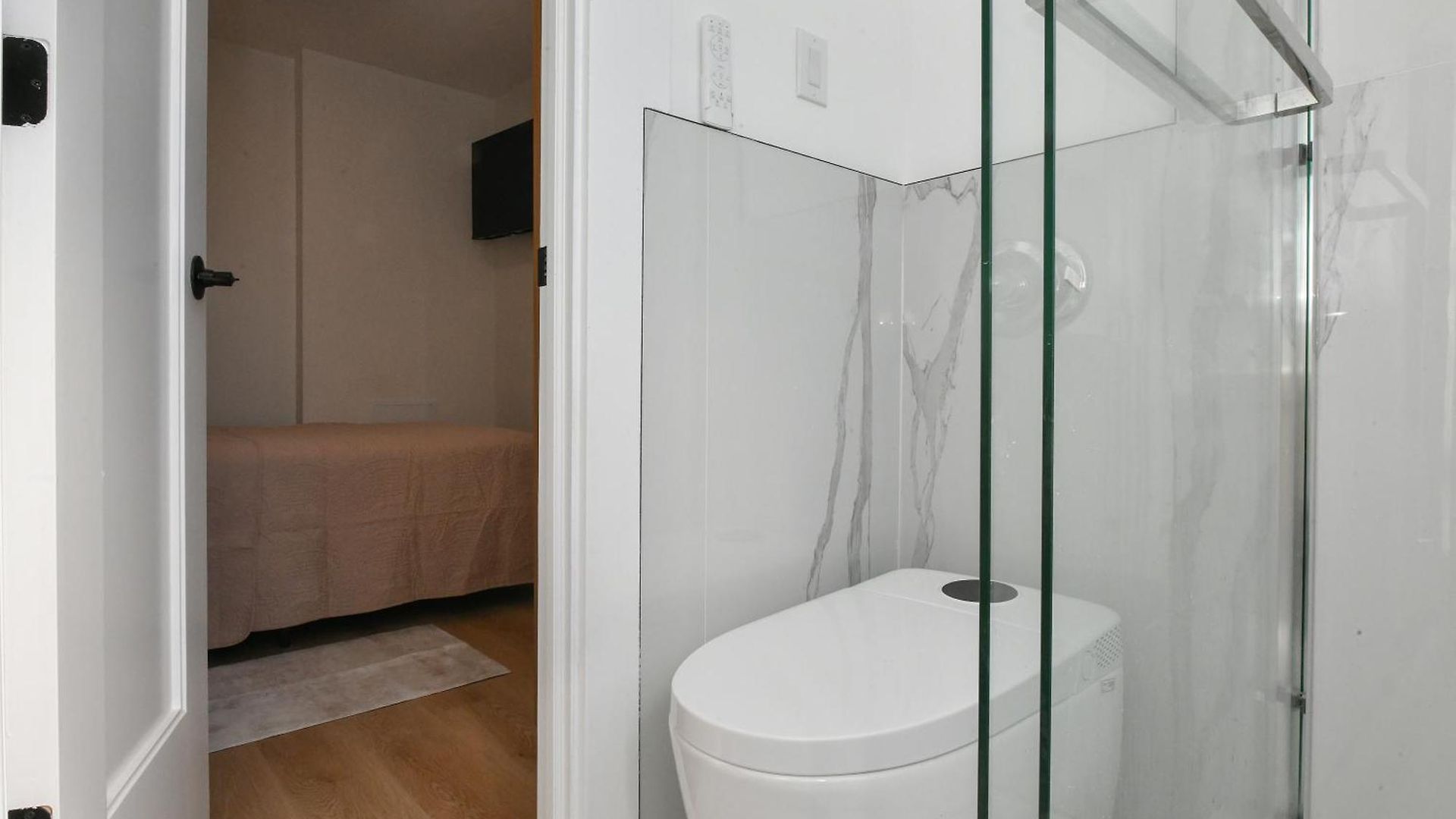 Chic 4br Stay-steps Away From Park Aparthotel 4*