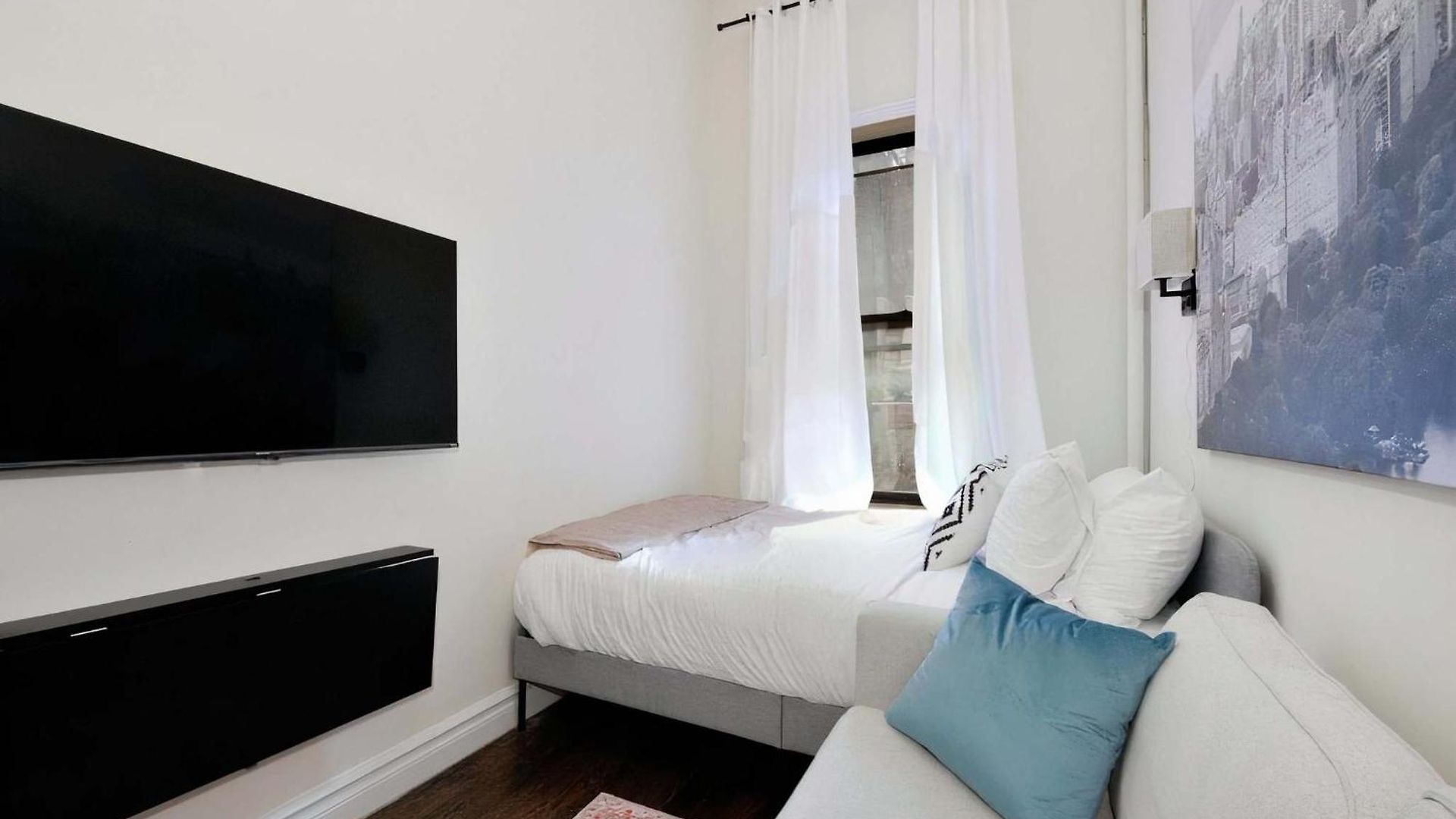 The Hudson Vibe 8686 Apartment