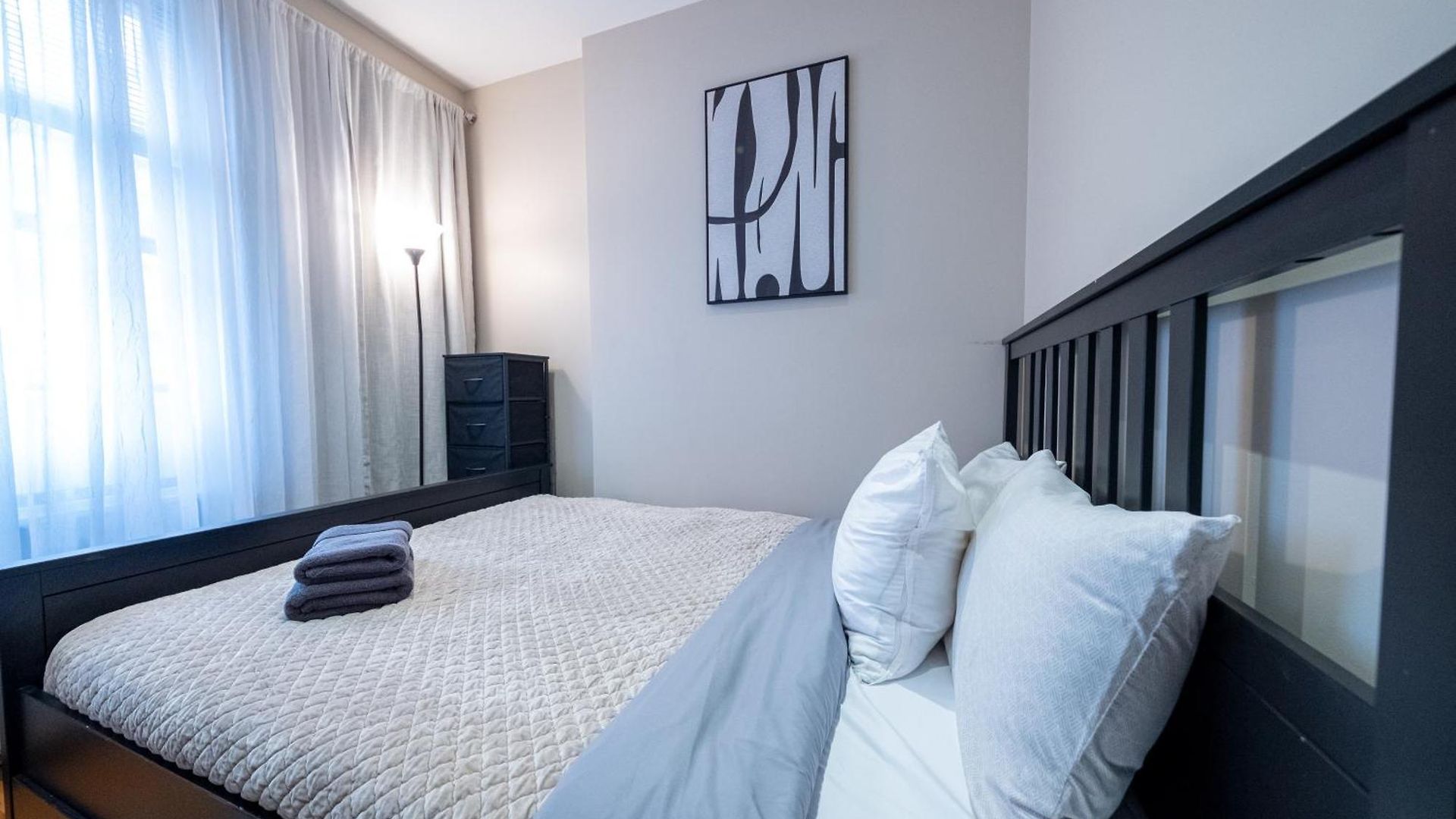 Comfy 2 Bedroom On Park West *