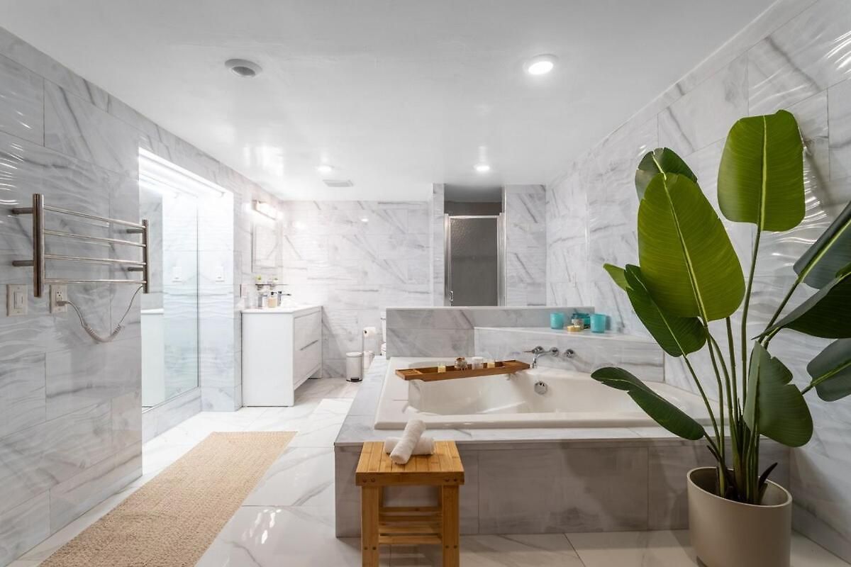 The Boca Abode - 2br 2bth W Jacuzzi Tub & Private Backyard