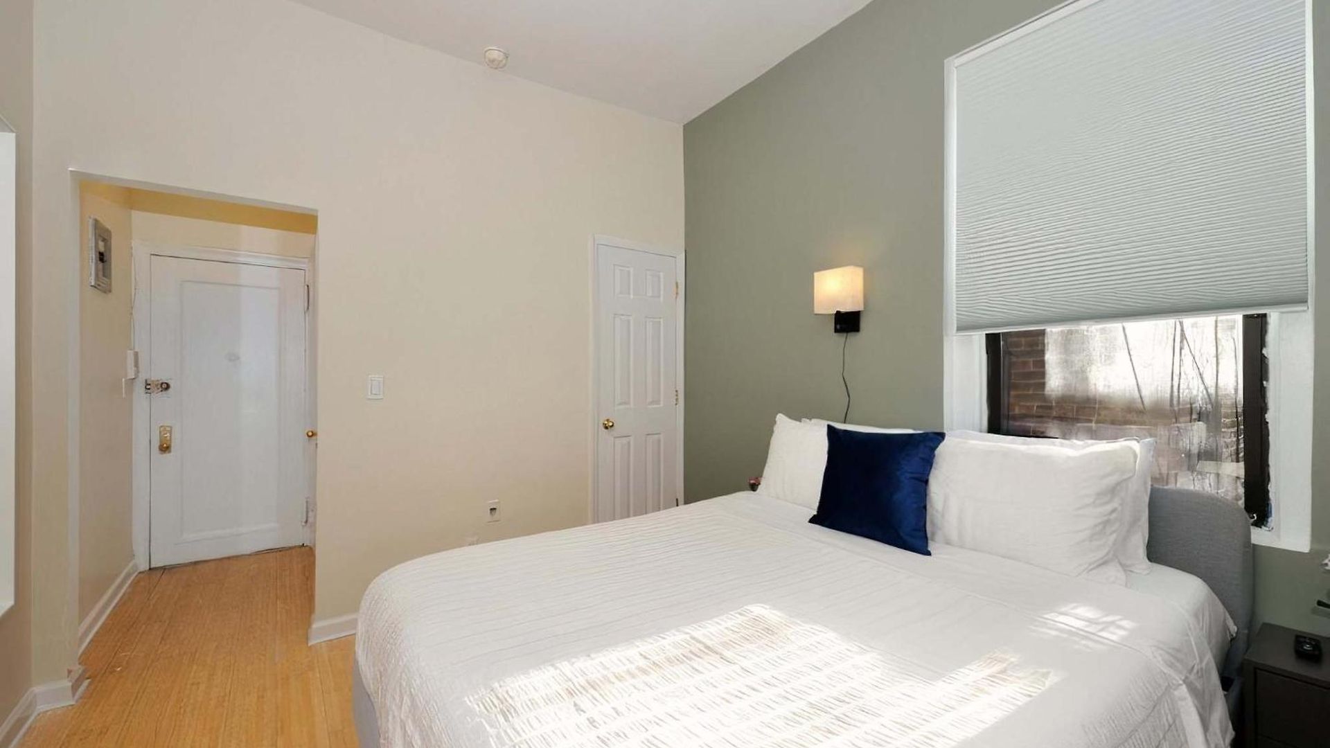 The Clinton Iii Vibe 8618 Apartment