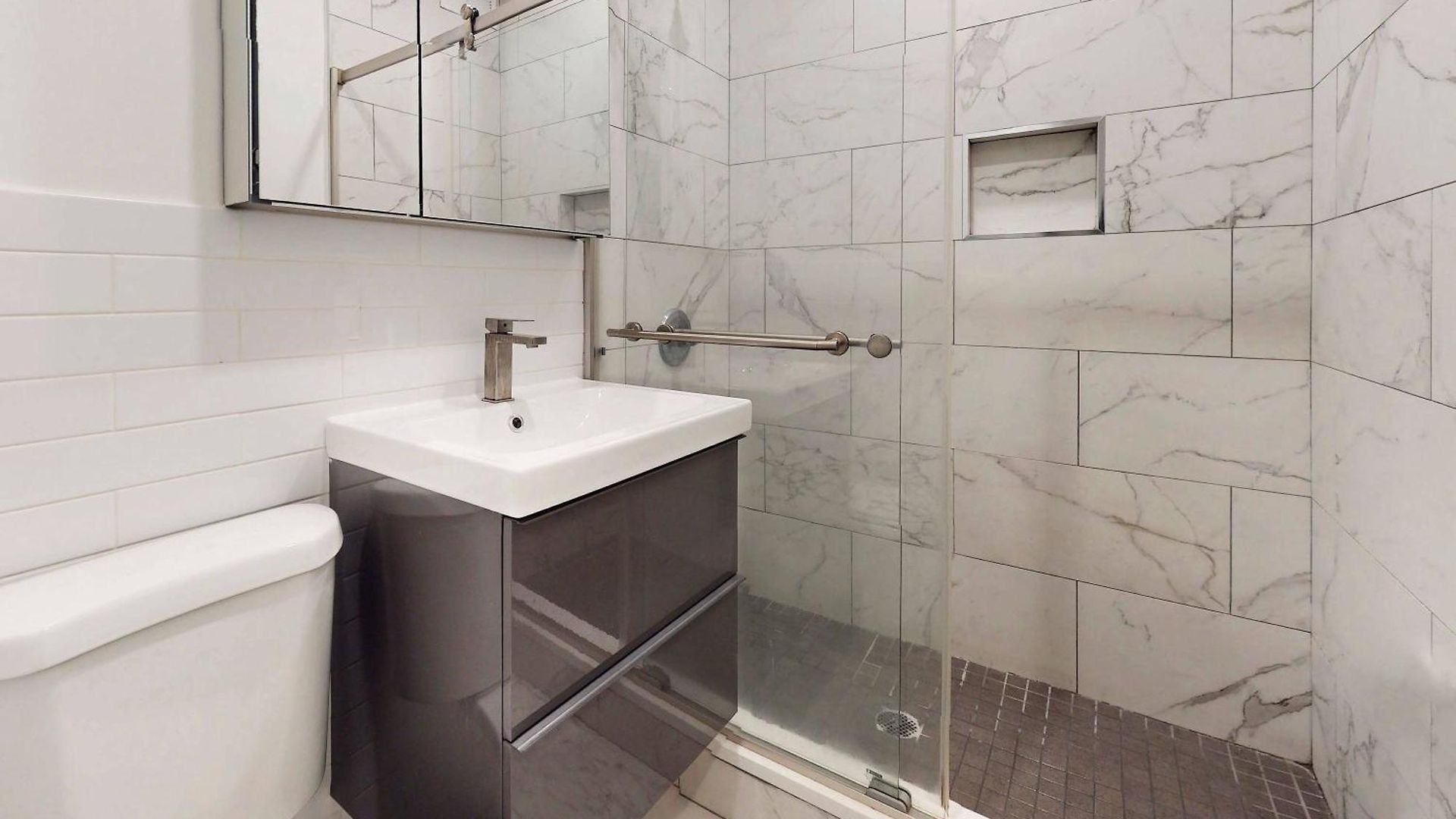 The Lux Lex Vibe 8635 Apartment