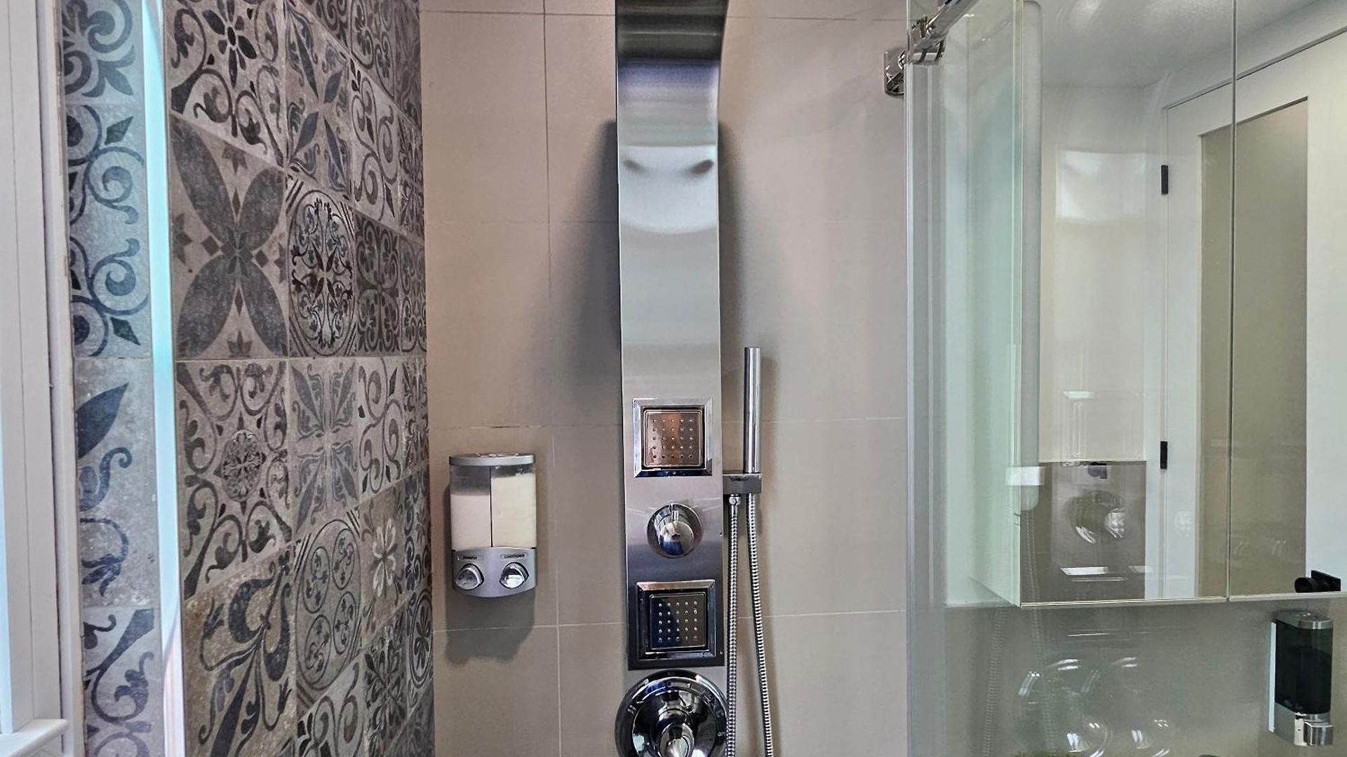 Spacious 2-bedroom Near Subway - Easy Manhattan Access Apartment *