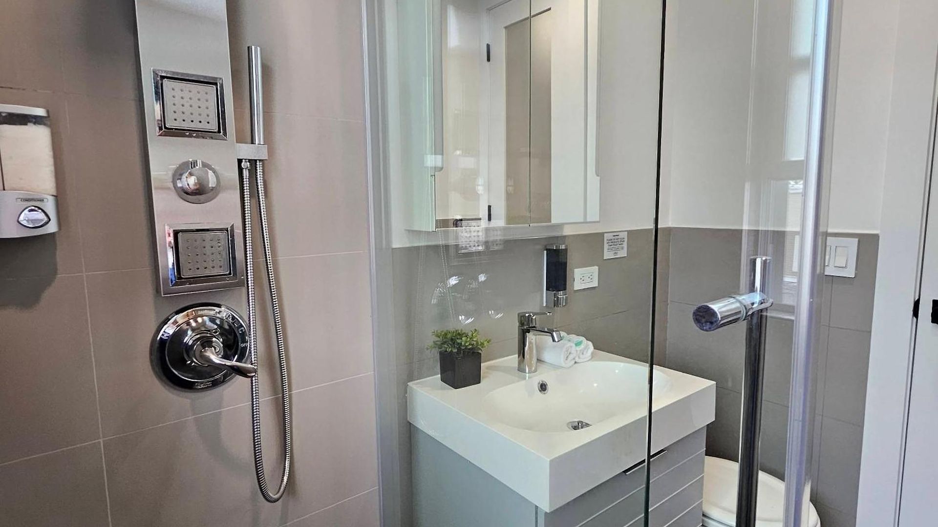 Spacious 2-bedroom Near Subway - Easy Manhattan Access Apartment