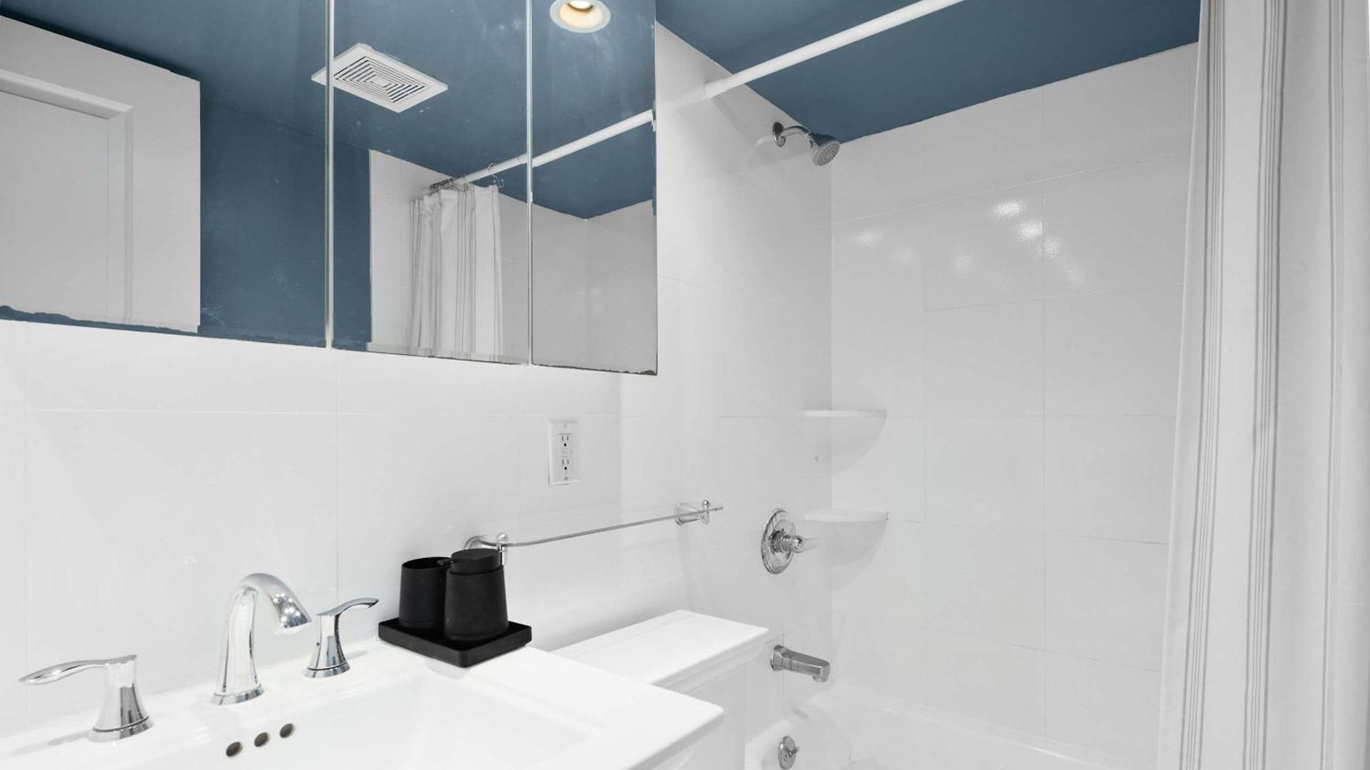 Stylish 3-bedroom Lower East Side Apartment *