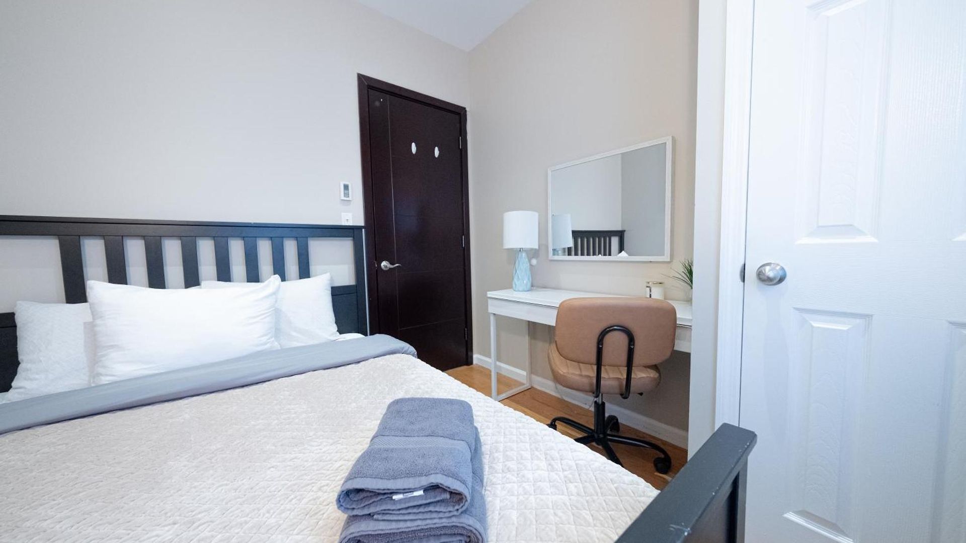 Comfy 2 Bedroom On Park West Apartment *