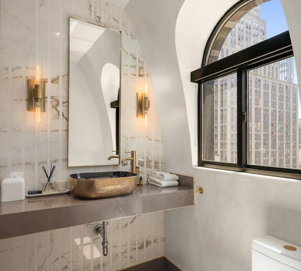 Midtown Penthouse With Empire State Views In Nyc