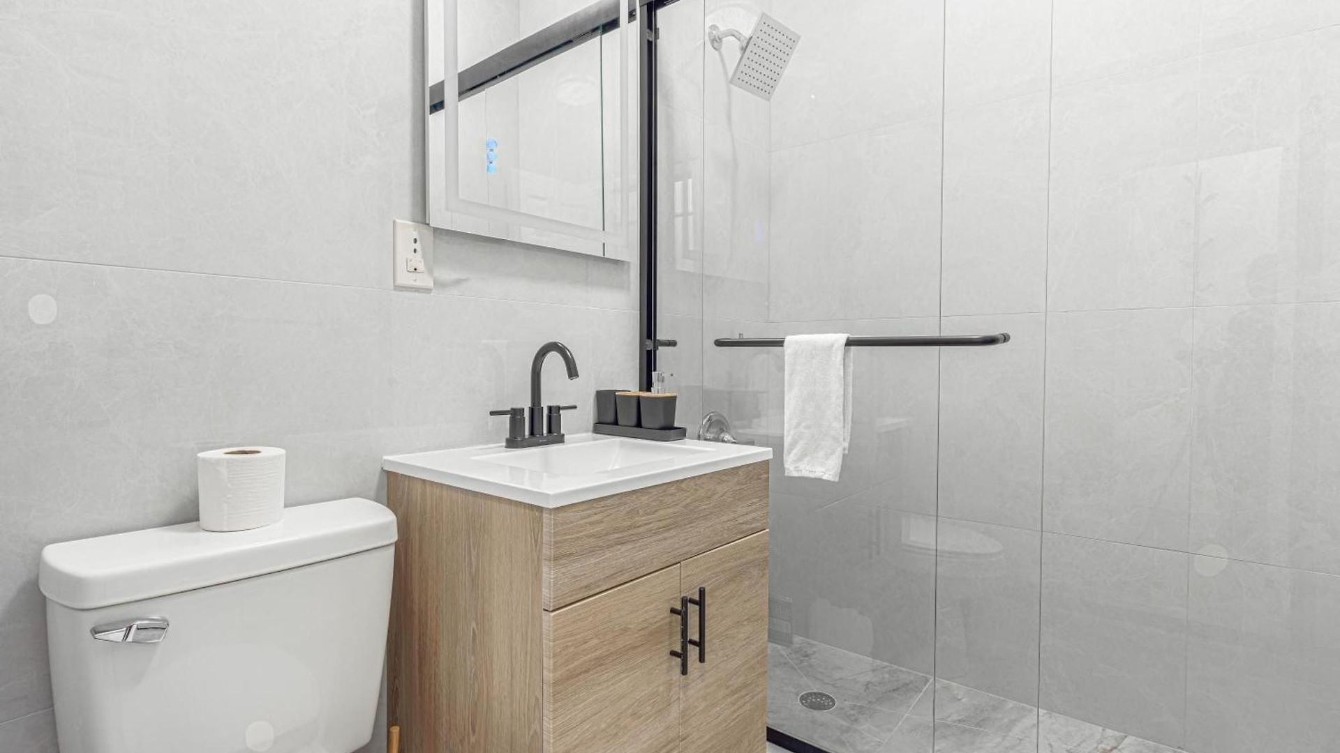 Modern 2br Retreat With Washer & Dryer - Near Subway & Lga *