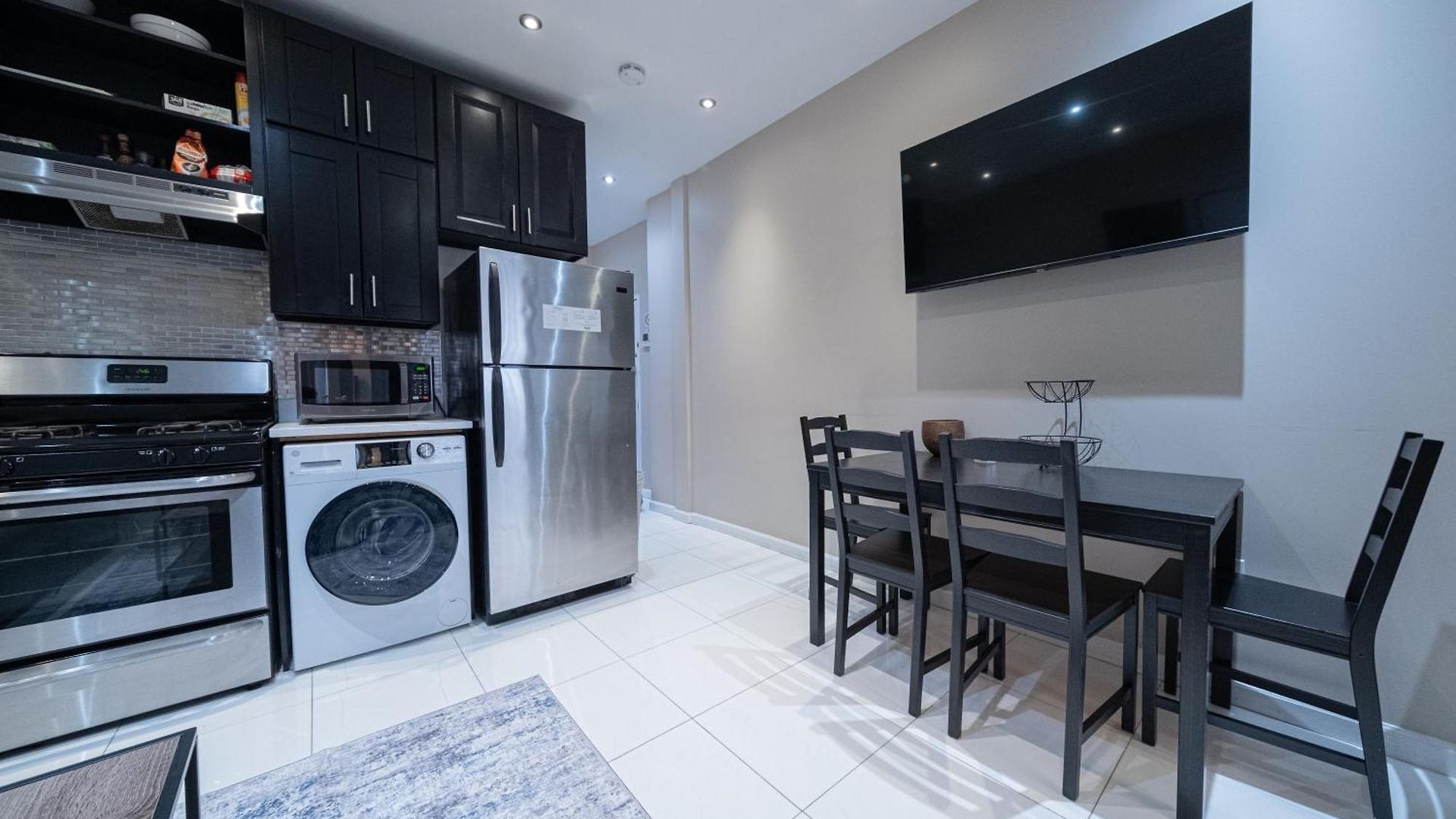 Comfy 2 Bedroom On Park West