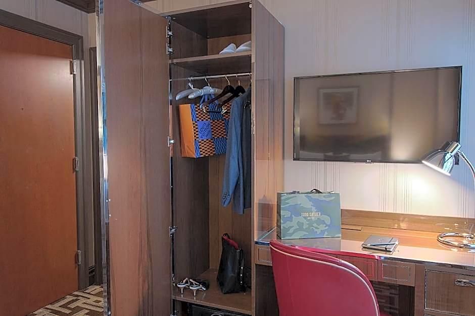 The Iroquois Times Square, A Small Luxury