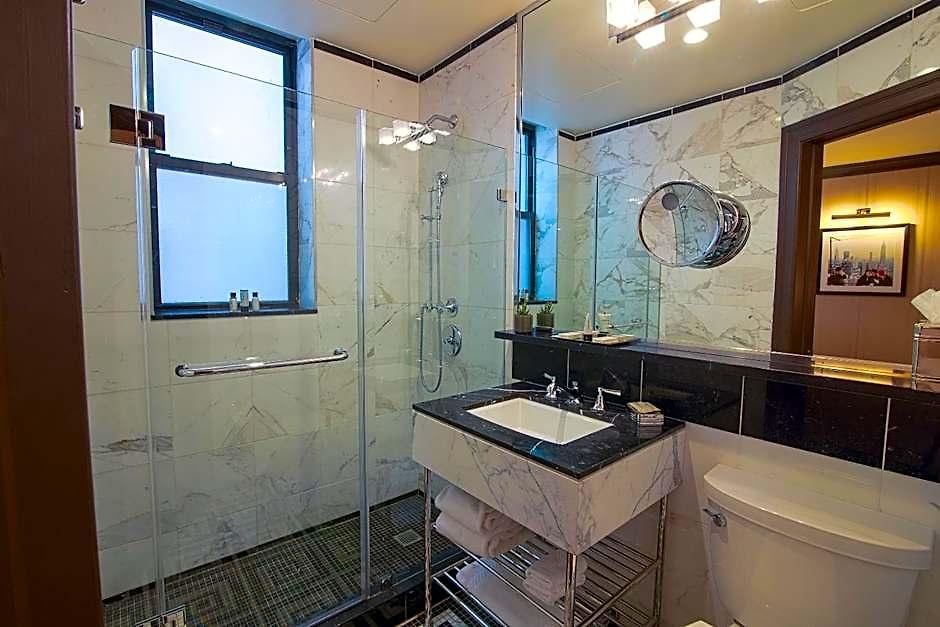 Hotel The Iroquois Times Square, A Small Luxury New York