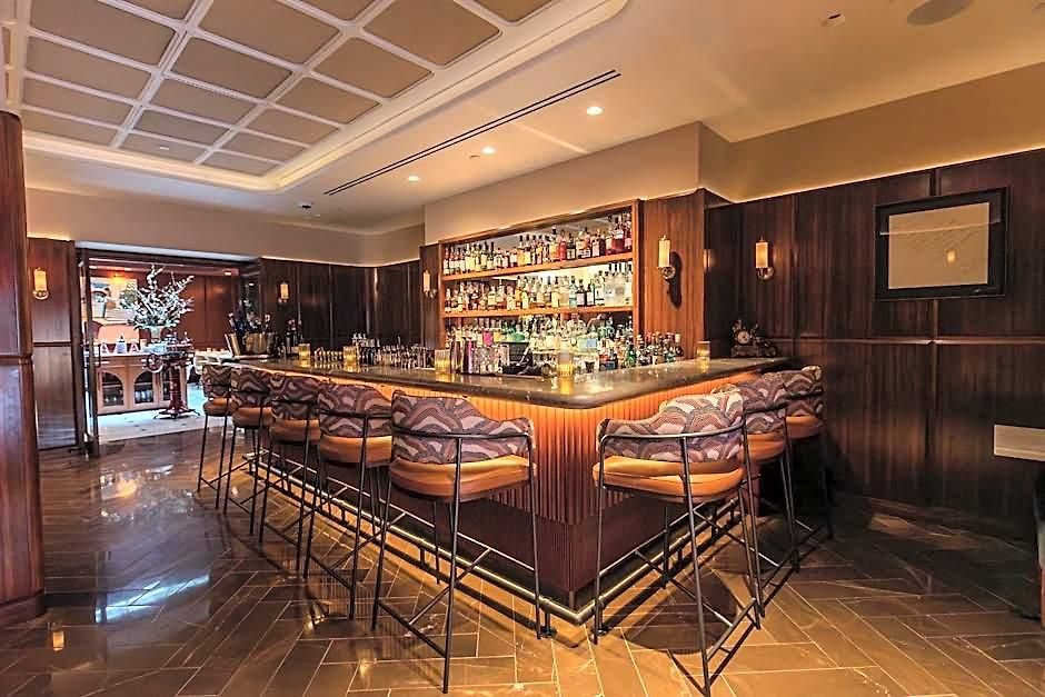 Hotel The Iroquois Times Square, A Small Luxury New York