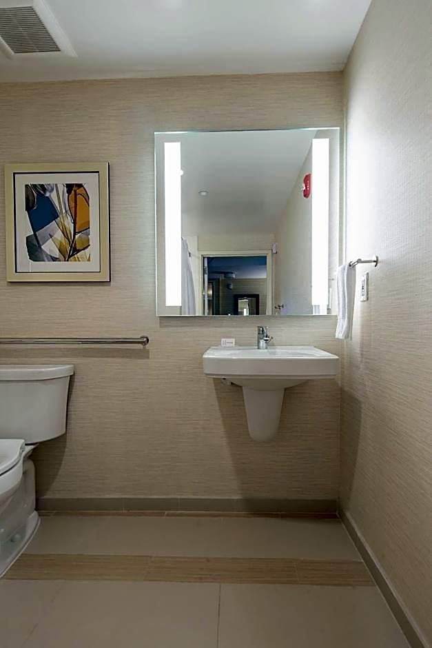 Hotel Fairfield & By Marriott Queens/fresh Meadows