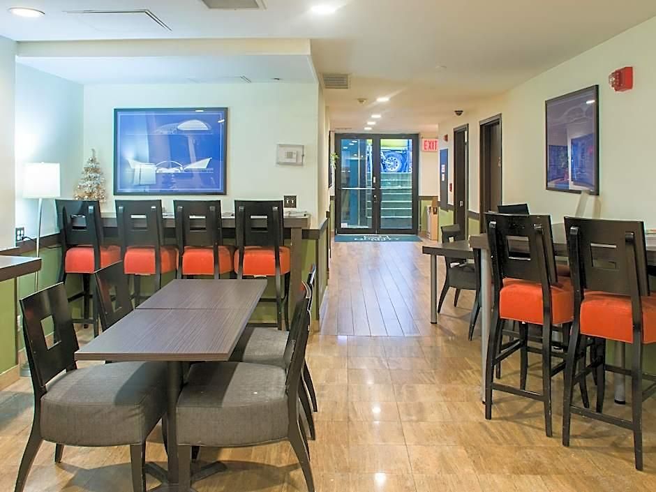 Hudson River Hotel 3*