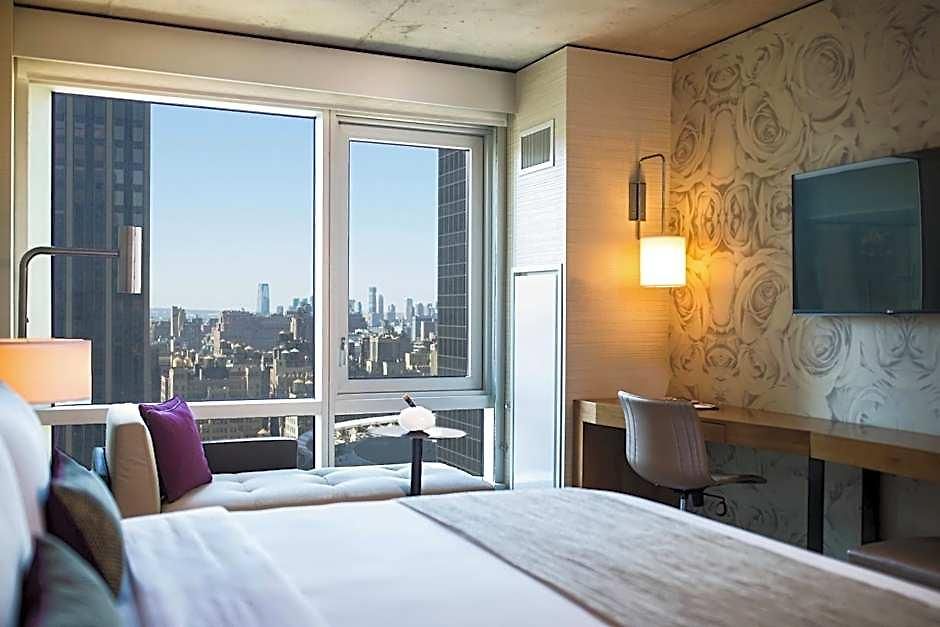 Renaissance Midtown 4*
