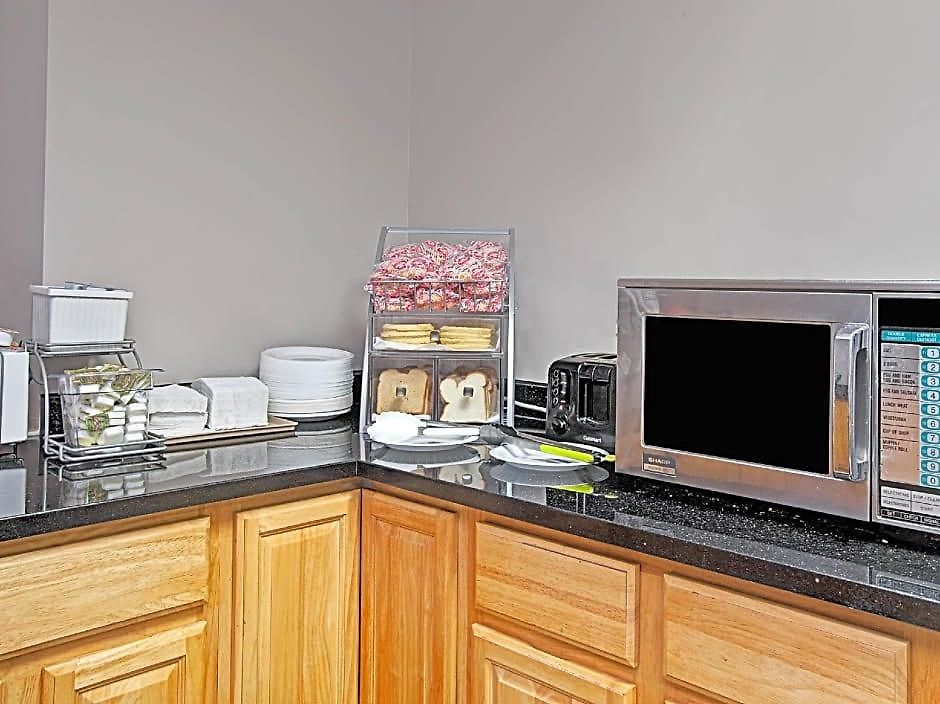 Super 8 By Wyndham Jamaica North Conduit Hotel