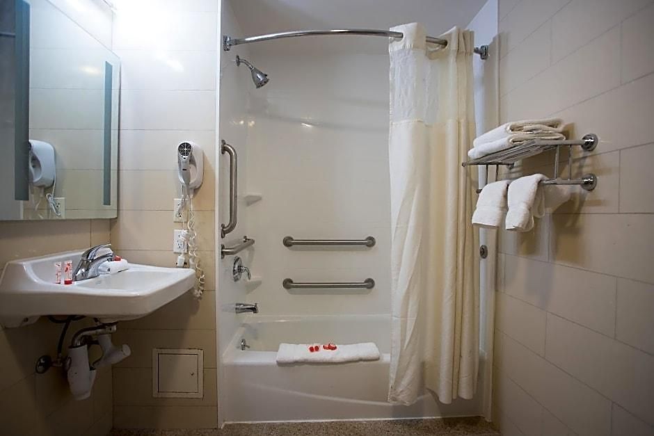 Howard Johnson By Wyndham Jamaica Ny Near Airtrain Jfk