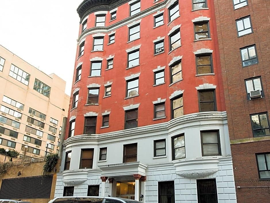 Royal Park Hostel *