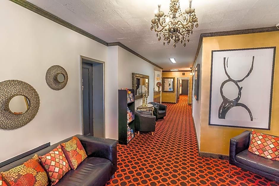 Royal Park Hostel *