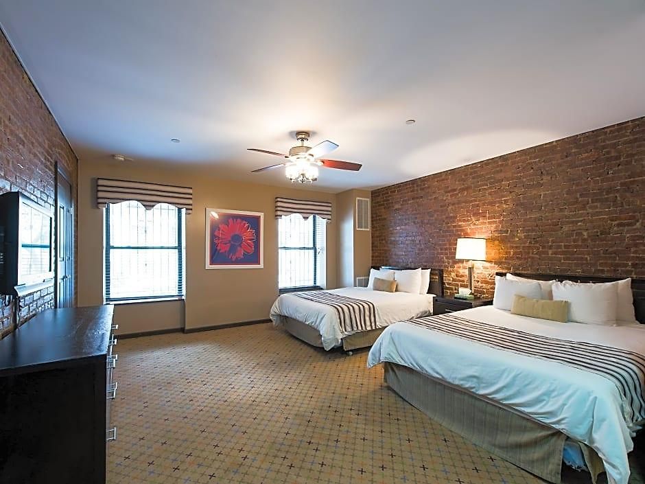 Royal Park Hostel *