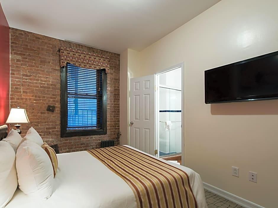 Royal Park Hostel *