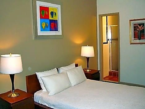 Royal Park Hostel *